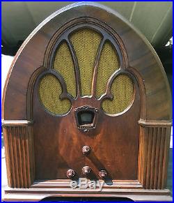 1931 Philco 90 Vintage Vacuum Tube Cathedral wood tube radio- beautiful, working
