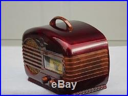 Beautiful Vintage Arvin Bakelite Tube Radio With Swriled Catlin Colors