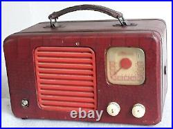 Beautiful RED vintage Travler radio model 5028A Antique radio