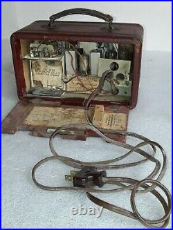 Beautiful RED vintage Travler radio model 5028A Antique radio