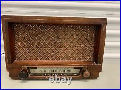 Beautiful Vintage 1953 Philco Table Top Wood Tube Radio Model # 58