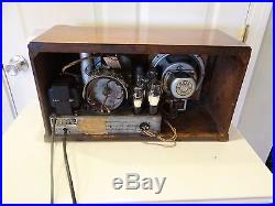 Beautiful Vintage Truetone Model D-727 Table Top Tube Radio As Found