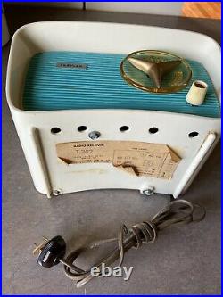 Collectible Vintage Traveler Turquiose Tube Radio 1959 Model T202