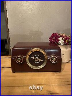 Crosley 10-138 vintage Maroon tabletop tube radio 1950s