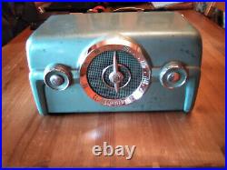 Crosley 10-140 vintage tabletop tube radio blue aqua 1950s