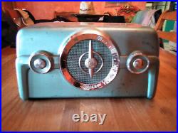 Crosley 10-140 vintage tabletop tube radio blue aqua 1950s