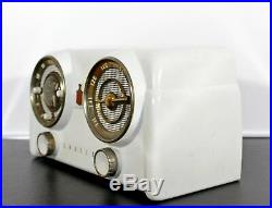Mid Century Modern Vintage Crosley Bakelite White Clock Radio 1950s