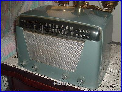 NICE OLD VINTAGE 1949 SILVERTONE TUBE BAKELITE AM FM RADIO RESTORED WORKS GREAT