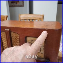 Nice Vintage 1941 Detrola Radio 429 Looks and Plays Nice See Video