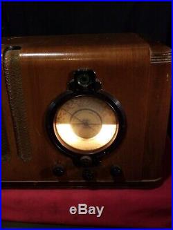 Old Antique Wood Pilot G284 Vintage Tube Radio Art Deco Table Top