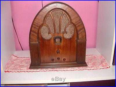 Old vintage antique 1931 tube radio Philco model 70 wood cathedral stil working