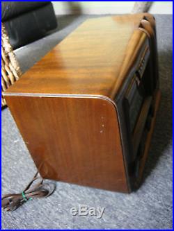 Prof. Restored Vintage RCA Victor A25 Globetrotter Wood Cabinet Tube Radio
