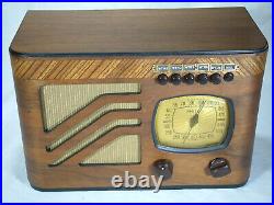 Restored 1939 Philco model 39-7 AM Vintage tube radio with push buttons