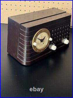 TELECHRON MUSALARM AM CLOCK RADIO BAKELITE MODEL 8H59 Vintage TUBE Radio