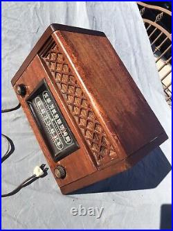 Unmolested Vintage Tube GE General Electric Radio Art Deco Model 221 Wood Case