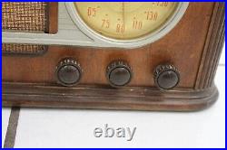 VINTAGE 1940S DECO STYLED SILVERTONE TUBE WOOD RADIO, Model 6050 HUMS