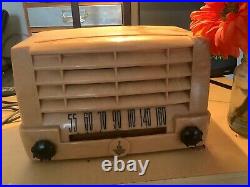 VINTAGE 1940s EMERSON TUBE RADIO IN BUTTERSCOTCH COLOR, PLAYS, NICE