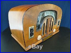 VINTAGE 1940s OLD ZENITH NEAR MINT CLASSIC ANTIQUE TABLE RADIO & PLAYS WELL