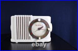 VINTAGE 1950s DEWALD MIDGET ART DECO MID CENTURY OLD ANTIQUE CLOCK RADIO