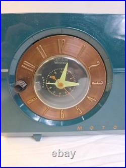VINTAGE 1953 Motorola Alarm Clock Radio MODEL ML 53C Bakelite Green
