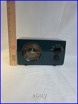 VINTAGE 1953 Motorola Alarm Clock Radio MODEL ML 53C Bakelite Green