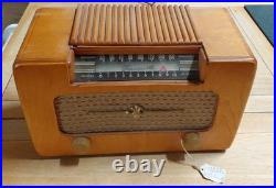 VINTAGE FARNSWORTH MODEL ET-069 TUBE RADIO WOODEN Powers On