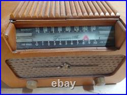 VINTAGE FARNSWORTH MODEL ET-069 TUBE RADIO WOODEN Powers On