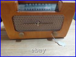 VINTAGE FARNSWORTH MODEL ET-069 TUBE RADIO WOODEN Powers On