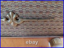 VINTAGE FARNSWORTH MODEL ET-069 TUBE RADIO WOODEN Powers On