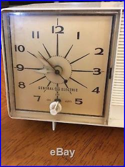 VINTAGE GE GENERAL ELECTRIC TUBE CLOCK RADIO ALARM CLOCK WHITE MODEL 1950's USA