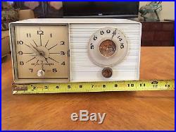 VINTAGE GE GENERAL ELECTRIC TUBE CLOCK RADIO ALARM CLOCK WHITE MODEL 1950's USA