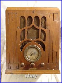 VINTAGE MONARCH TUBE RADIO WOOD CASE Non working needs cleaned