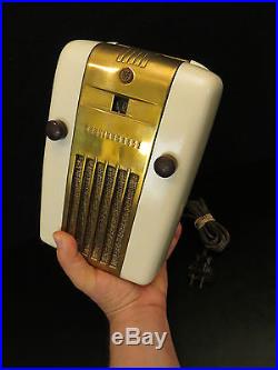 VINTAGE OLD 1940s WESTINGHOUSE BAKELITE & TOP TO BOTTOM BRASS TRIM TUBE RADIO