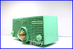 VINTAGE OLD 50s MOTOROLA ATOMIC MID CENTURY JET SPACE AGE ANTIQUE BAKELITE RADIO