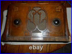 V. COOL Vintage Clarion Super Heterodyne Wooden Tombstone Tube Radio (Powers Up)