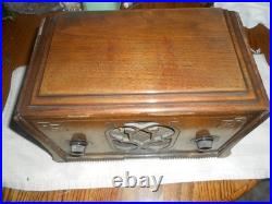 V. COOL Vintage Clarion Super Heterodyne Wooden Tombstone Tube Radio (Powers Up)