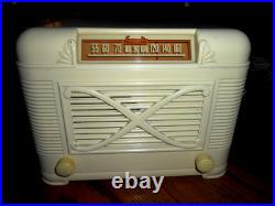 Very Nice Learadio Model 561 1945 Bakelite Tube Radio Works (LEAR CORP) Very Nice Learadio Model 561 1945 Bakelite Tube Radio Works (LEAR CORP)