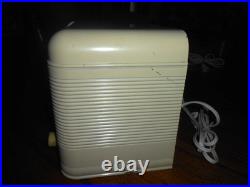 Very Nice Learadio Model 561 1945 Bakelite Tube Radio Works (LEAR CORP) Very Nice Learadio Model 561 1945 Bakelite Tube Radio Works (LEAR CORP)