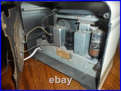 Very Nice Learadio Model 561 1945 Bakelite Tube Radio Works (LEAR CORP) Very Nice Learadio Model 561 1945 Bakelite Tube Radio Works (LEAR CORP)