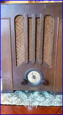 Vintage 1930's-40's Auburn Tombstone Table Radio (AM)