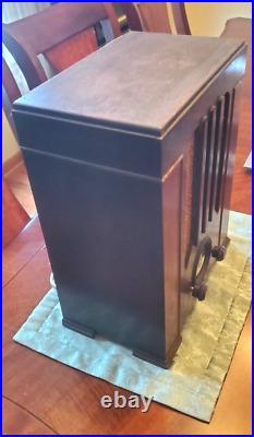 Vintage 1930's-40's Auburn Tombstone Table Radio (AM)