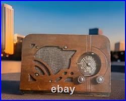 Vintage 1930s Wards Airline 62-245 Tube Radio beautiful Wood Working