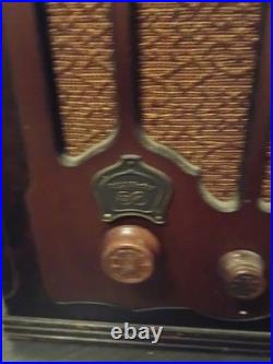 Vintage 1933 RCA Victor Model R-28-P Carryette Cathedral Radio