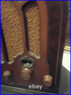 Vintage 1933 RCA Victor Model R-28-P Carryette Cathedral Radio