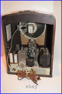 Vintage 1934 Philco Model 16B Large Tombstone Radio. Powers Up