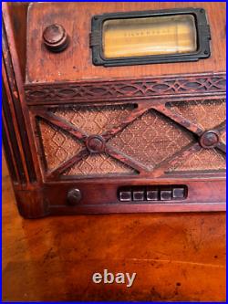 Vintage 1939 Silvertone Sears & Roebuck Wooden Cabinet Tube AM Radio