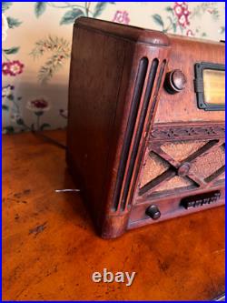 Vintage 1939 Silvertone Sears & Roebuck Wooden Cabinet Tube AM Radio