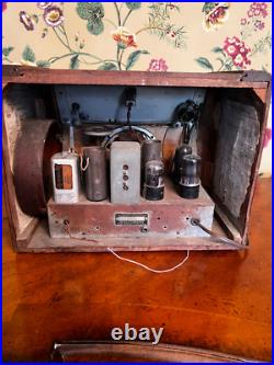 Vintage 1939 Silvertone Sears & Roebuck Wooden Cabinet Tube AM Radio