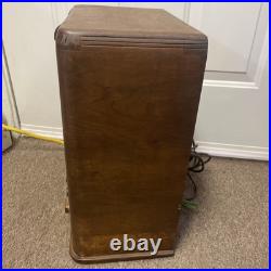 Vintage 1939 Zenith Large Art Deco Wooden Tombstone AC Tube Radio All Bands