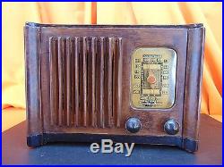 Vintage 1940's EMERSON EC1-366 Wood Cabinet TUBE RADIO